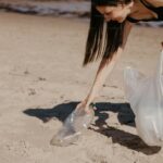 Eine Frau, Plastiktüte aufhebt