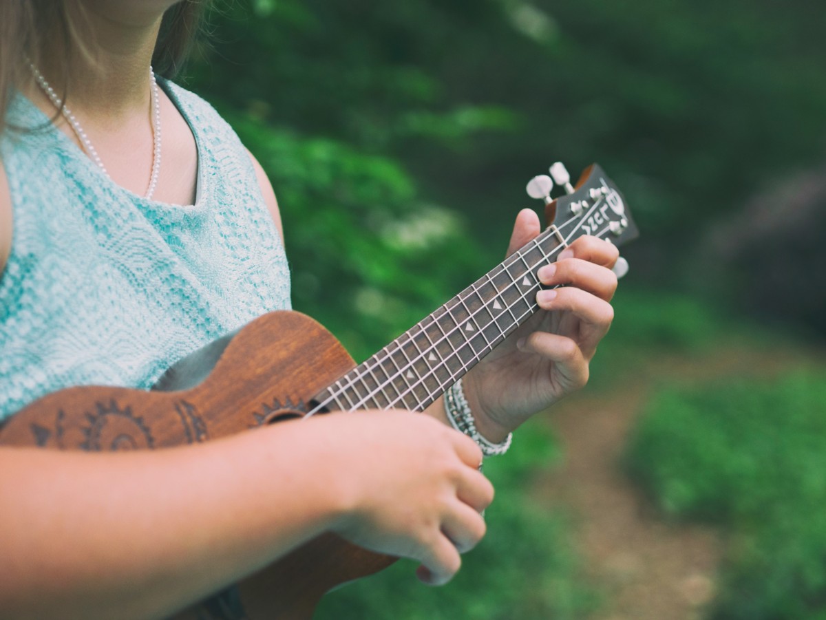 Frau mit Ukulele
