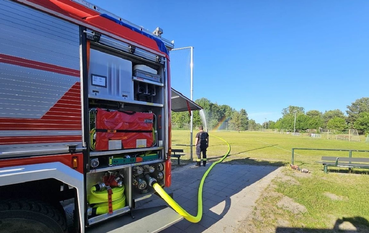 Feuerwehr gießt Rasen